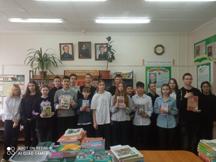 ОБУЧАЮЩИЕСЯ И РОДИТЕЛИ СДЕЛАЛИ ПОДАРОК ШКОЛЬНОЙ БИБЛИОТЕКЕ.